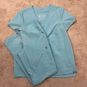 Figs women’s Torbeck minimal scrub top and women’s Yola skinny scrub pants.